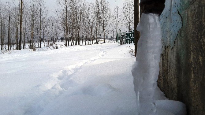 Bursa’da soğuktan akan çeşmeler buz tuttu