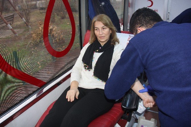 Artvin AK Parti Kadın Kolları’ndan kan bağışı kampanyası
