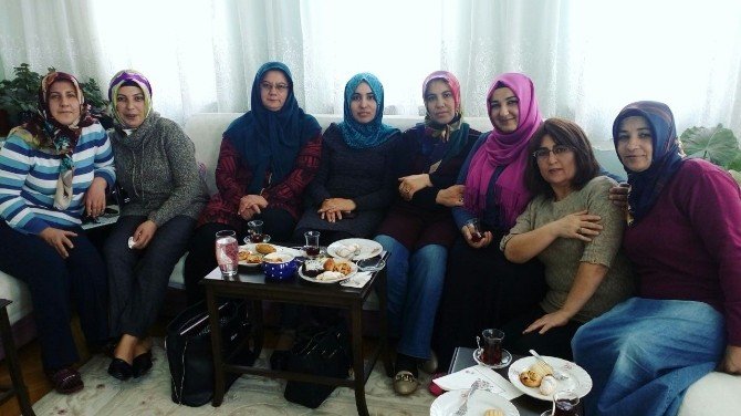 AK Partili kadınlar kapı kapı dolaşarak başkanlık sistemini anlatıyor