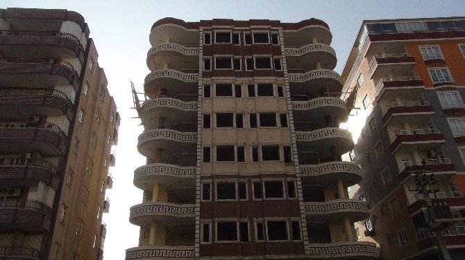 Su sızıntısı nedeniyle kayan 12 katlı apartmanın yıkımına başlandı