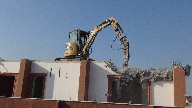 Su sızıntısı nedeniyle kayan 12 katlı apartmanın yıkımına başlandı
