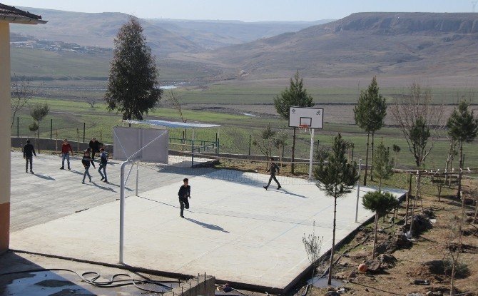 Cizre’de köy okullarına modern spor sahaları