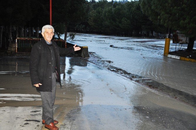 Manisa Kırkağaç’ta mahalle sular altında kaldı