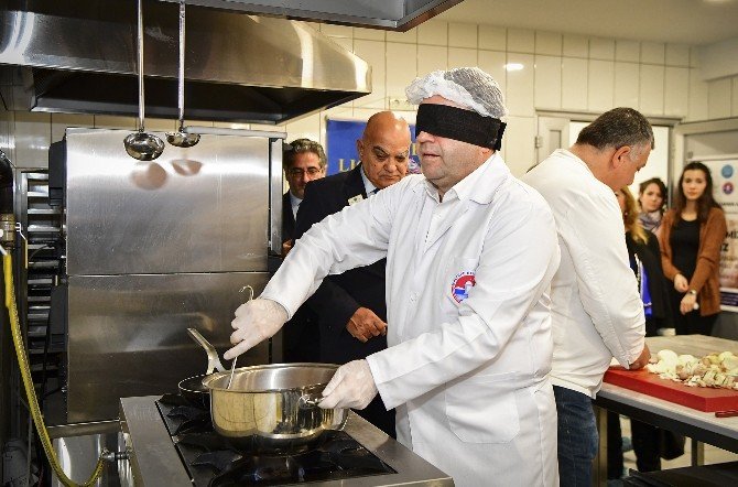 Başkan Ali Kılıç, gözleri kapalı yemek yaptı
