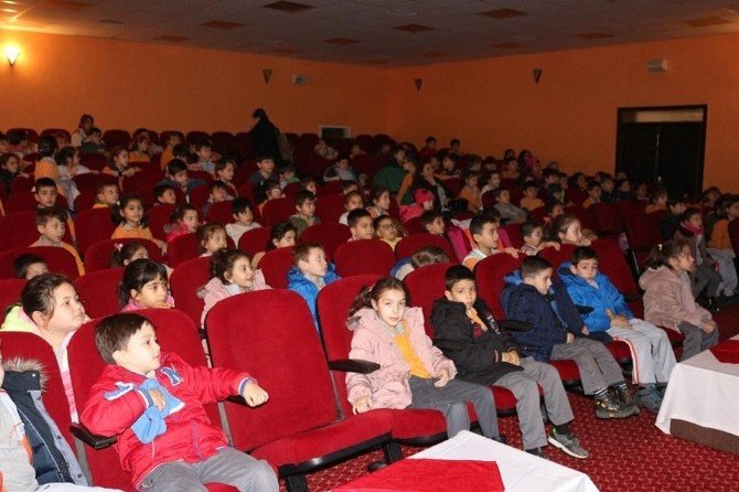 Öğrencilere tiyatro gösterisi düzenlendi