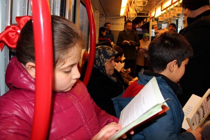 Miniklerden tramvayda kitap okuma etkinliği