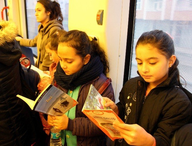Miniklerden tramvayda kitap okuma etkinliği