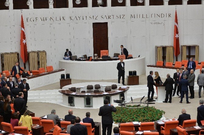 Bağımsız Ankara milletvekili Aylin Nazlıaka kendini kürsüye kelepçeledi
