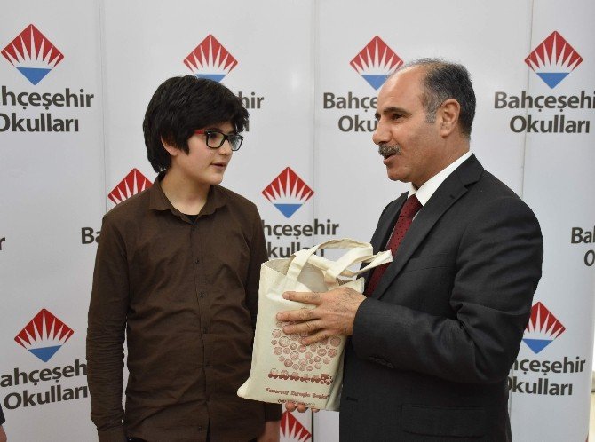 Vali Aktaş, TEOG Türkiye birincisini ödüllendirdi