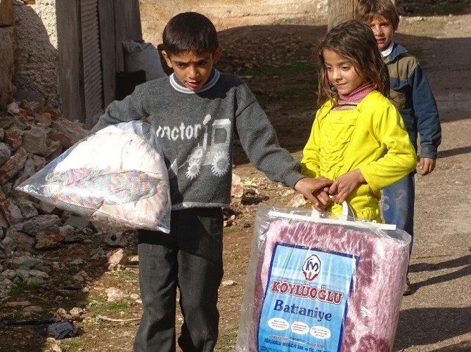 Başbakan’ın ailesi Suriye’ye 3 tır daha yardım gönderdi