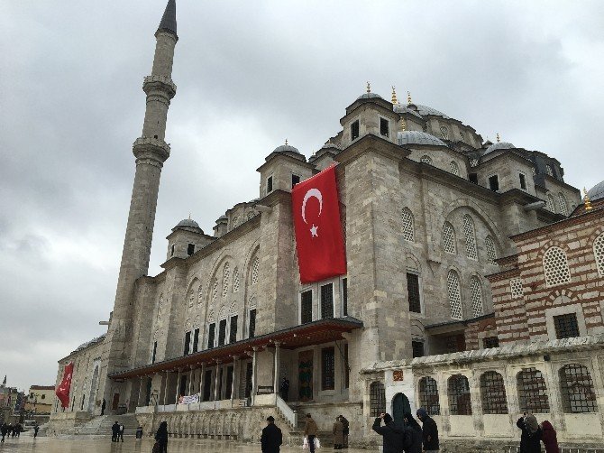 Fatih Camii’nde Beşiktaş şehitleri için Mevlid okutuldu