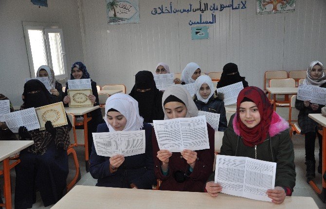Reyhanlı’da Suriyeli öğrenciler karnelerini aldı