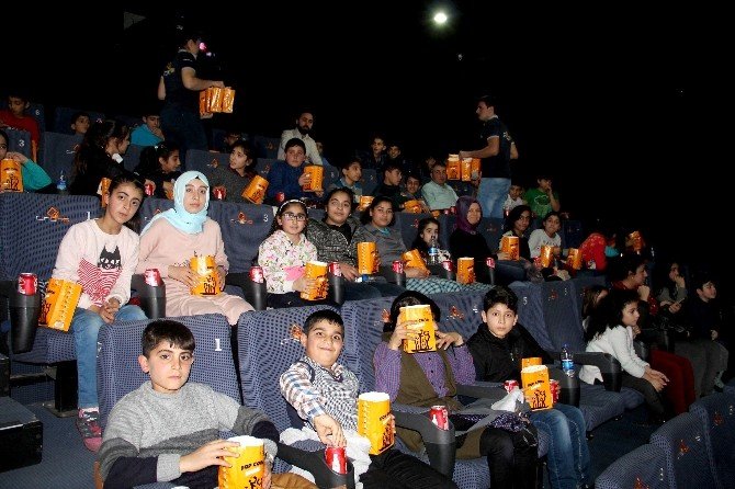 Mersin GİAD öğrencileri sinemaya götürdü