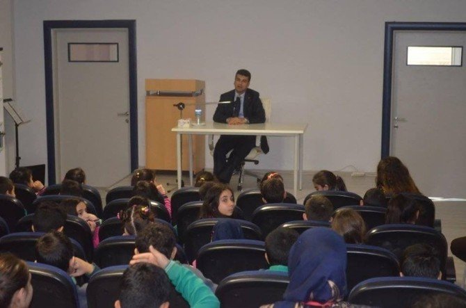 Milas’ta Milli Eğitim Müdürü kariyer günlerinde öğrencilerle buluştu