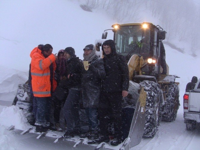 Artvin’de karda mahsur kalan öğretmenleri Karayolları ekipleri kurtardı