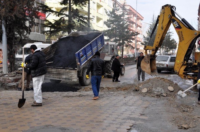 Sorgun Belediyesi bozulan yolları onarıyor