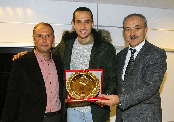 Yusuf Yazıcı, şampiyon liseyi ziyaret etti