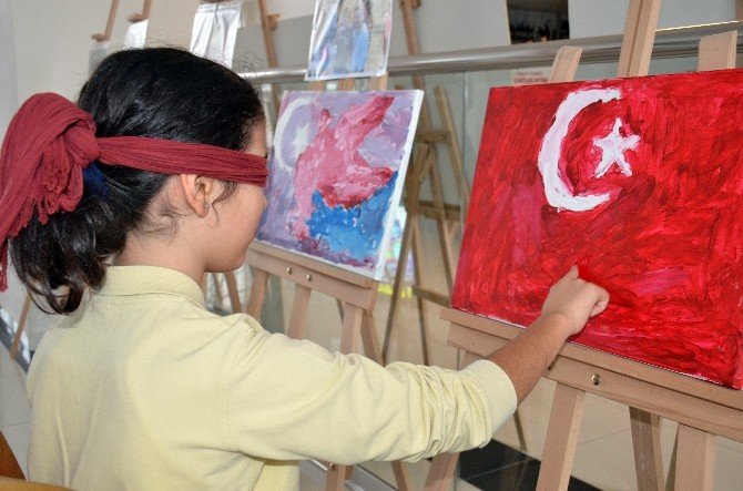Görme engelli öğrenciler 15 Temmuz’un resmini yaptı