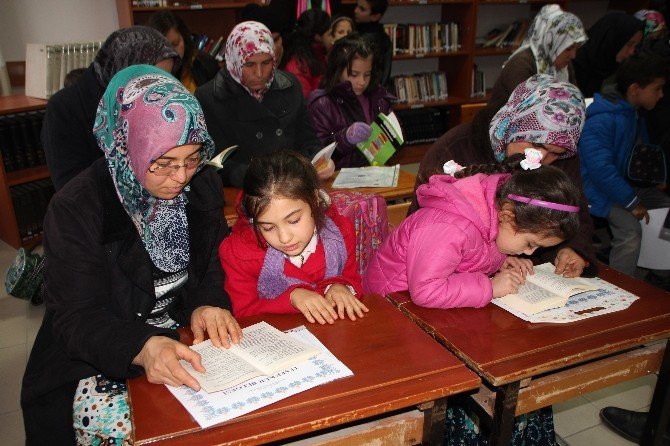Bilecikli kadınlar ev işlerinden kalan vakti okul kütüphanesinde kitap okuyarak geçiriyor
