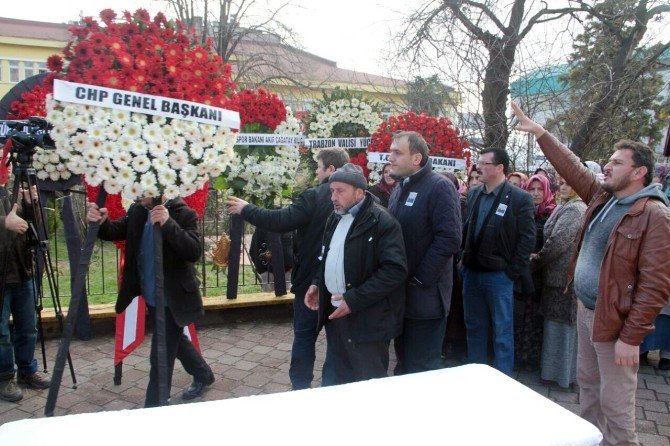 Samsun’da şehit cenazesinde CHP çelengini istemediler ve yere attılar