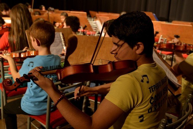 İki Elin Sesi Var Çocuk Senfoni Orkestrası ikinci nesil çocukları ile ilk konserinde