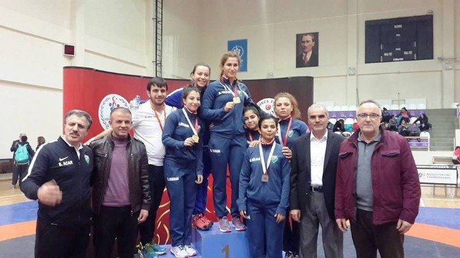 Altınovalı bayan güreşçiler Türkiye şampiyonu