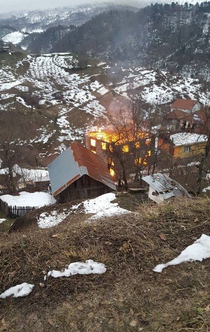Köy muhtarının evi alev alev yandı