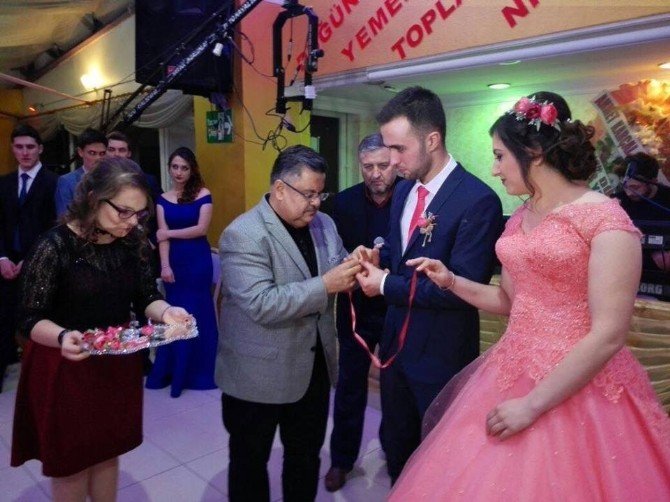 Başkan Yağcı iki genç çifti nişanladı