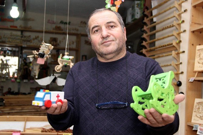 Fabrikasyon oyuncaklara karşı el yapımı ahşap oyuncaklar