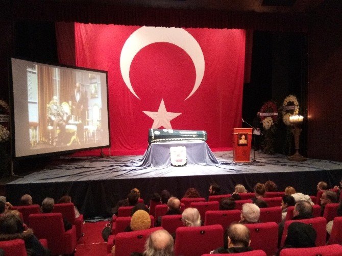 Usta oyuncu Ayberk Atilla için Kerem Yılmazer Sahnesi’nde tören düzenlendi