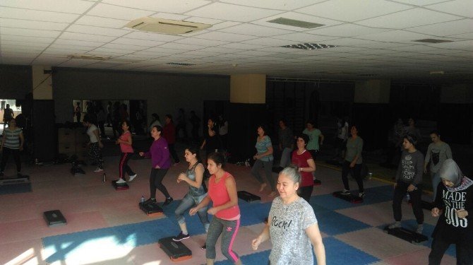 Kepez Belediyespor’un step, aerobik kurslarına yoğun ilgi