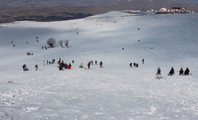 Tatilciler Hazar Baba Kayak Merkezi’ne akın etti