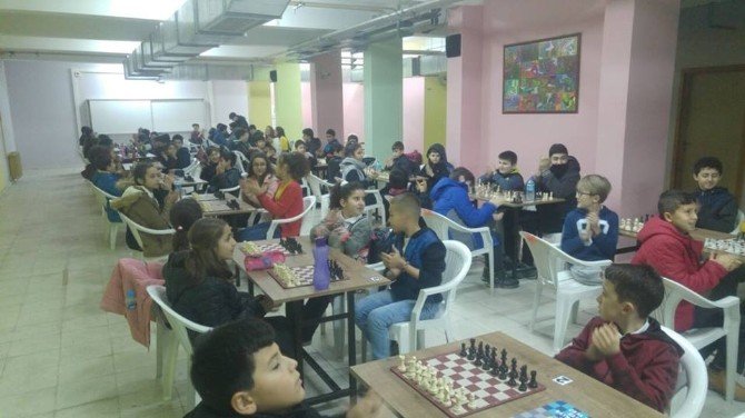 Mehmet Akif Ersoy’da satranç şampiyonası