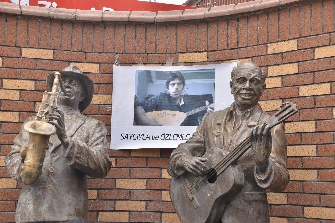 Donarak hayatını kaybeden sokak müzisyeni için yürekleri ısıtan türküler