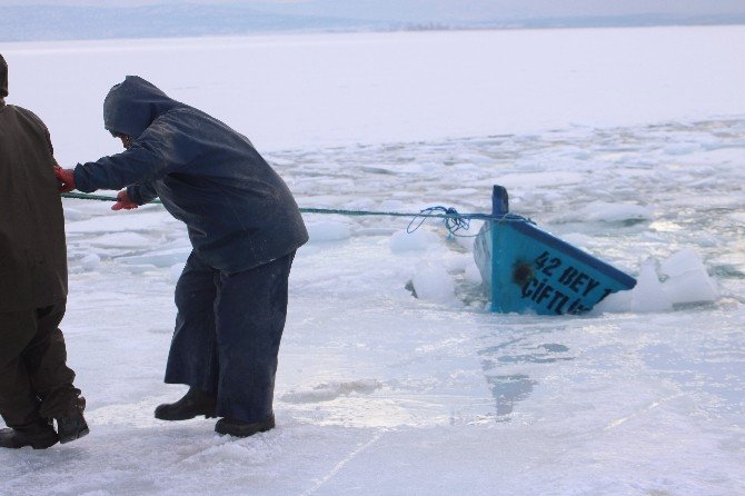 Buz kütlesine çarpan tekne batınca balıkçı çift ölümden döndü
