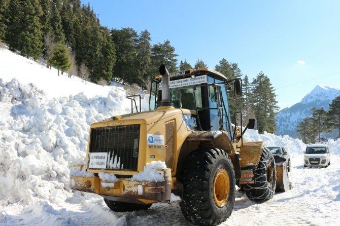 Büyükşehir, kardan dolayı mahsur kalan çifti iş makineleriyle kurtardı