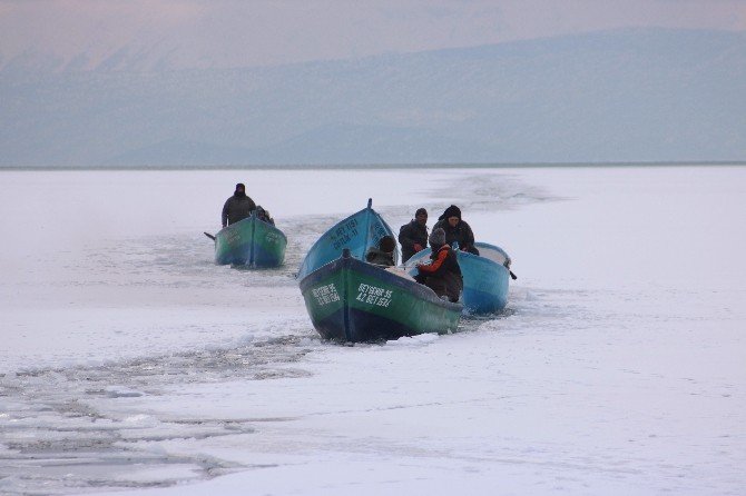 Buz kütlesine çarpan tekne batınca balıkçı çift ölümden döndü