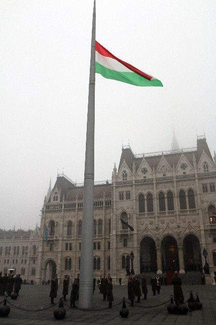 Macaristan çocuklarına yas tutuyor