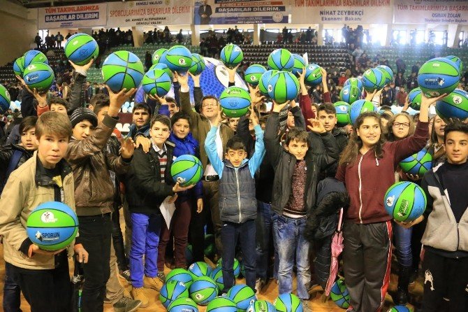 Merkezefendi Belediyesi’nden 4 öğrenciye 4 bin basketbol topu
