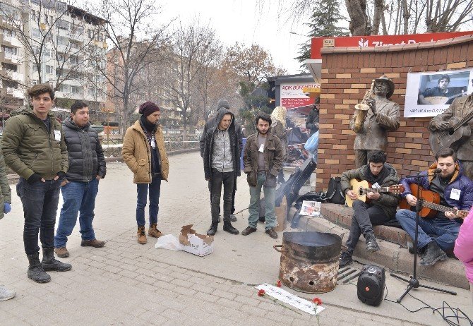 Donarak hayatını kaybeden sokak müzisyeni için yürekleri ısıtan türküler