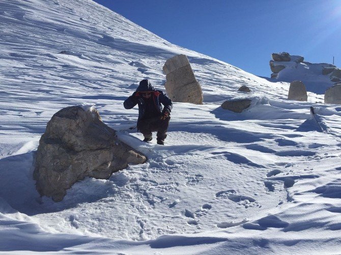 Nemrut Dağı’nda heykeller buz kesti