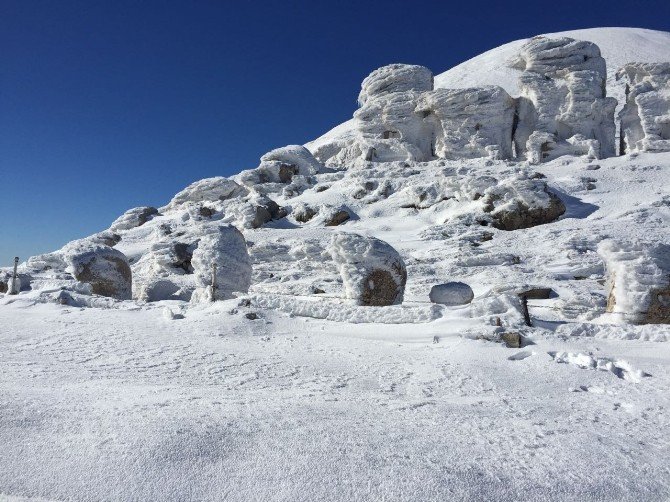 Nemrut Dağı’nda heykeller buz kesti