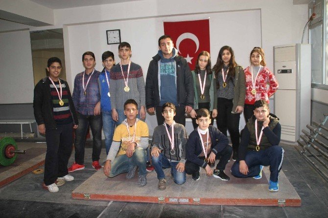 Adana’da Okullararası Yıldız, Genç Kız ve Erkek Halter İl Birinciliği