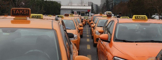 Taksiciler, 8 lira 75 kuruş indi bindi parasını protesto etti