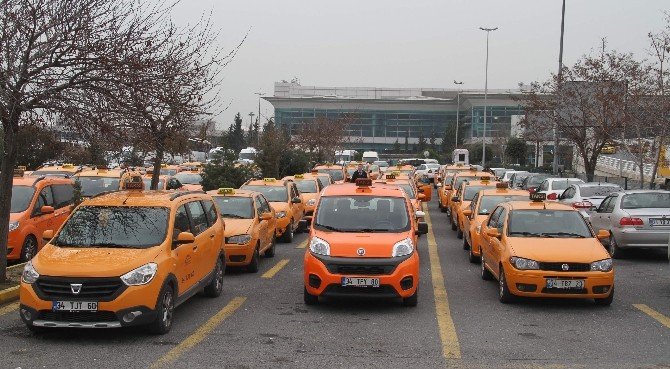 Taksiciler, 8 lira 75 kuruş indi bindi parasını protesto etti