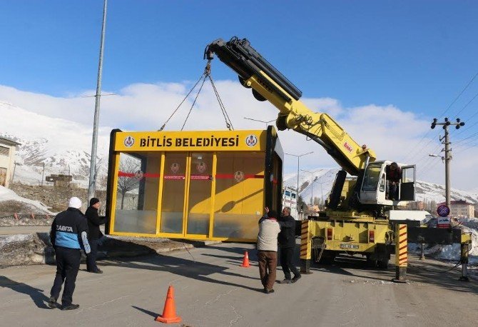 Bitlis Belediyesinden klimalı ve televizyonlu otobüs durağı