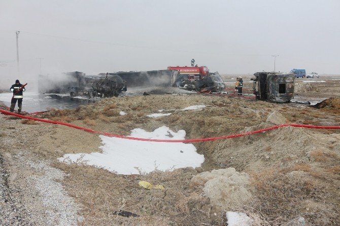 Çarpışan tankerle kamyon alev alev yandı: 2 ölü