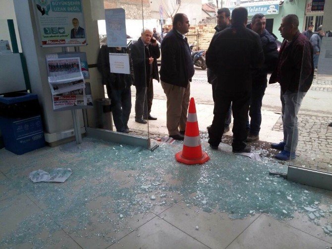 Manisa’da MASKİ binasına baltalı saldırı