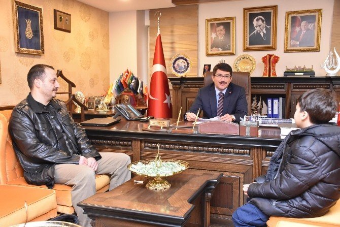 Minik Mesut’un duyarlılığı kedileri donmaktan kurtardı