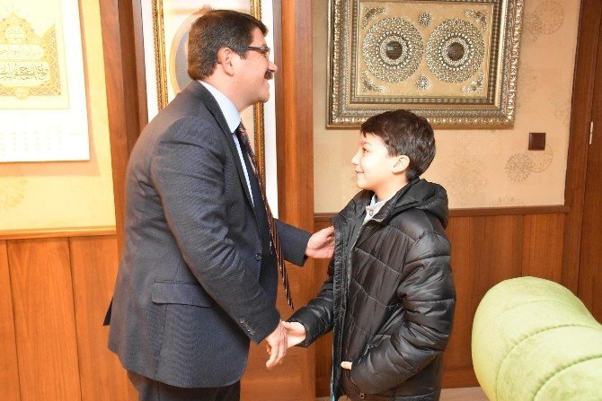 Minik Mesut’un duyarlılığı kedileri donmaktan kurtardı